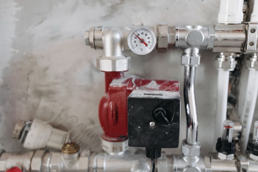 Wall-mounted water heater and pressure gauges