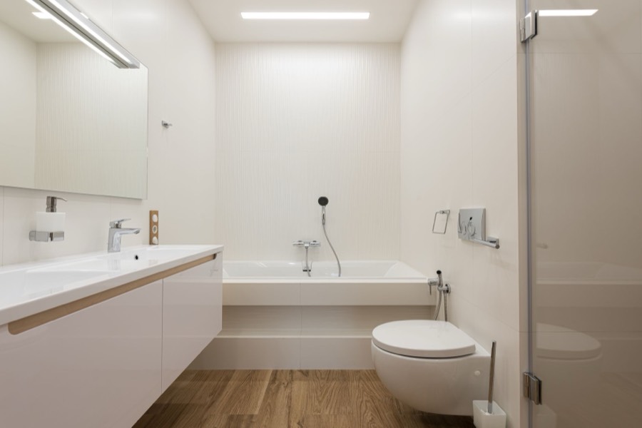 White bathroom suite with WC and basin